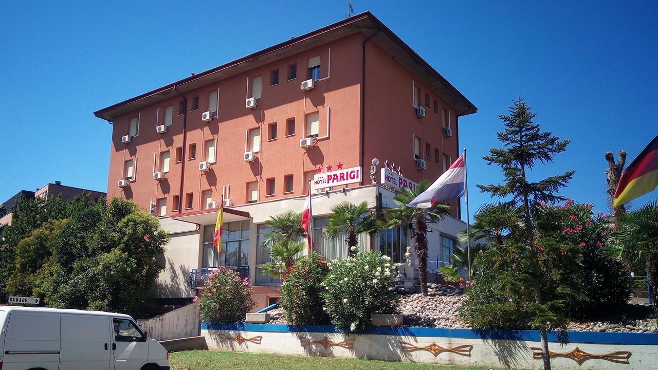 Hotel Parigi 카스텔산피에트로테르메 외부 사진