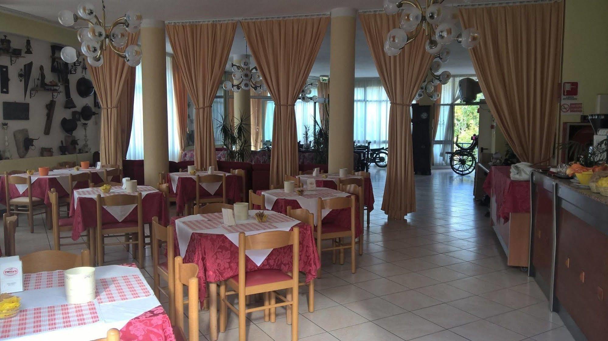 Hotel Parigi 카스텔산피에트로테르메 외부 사진