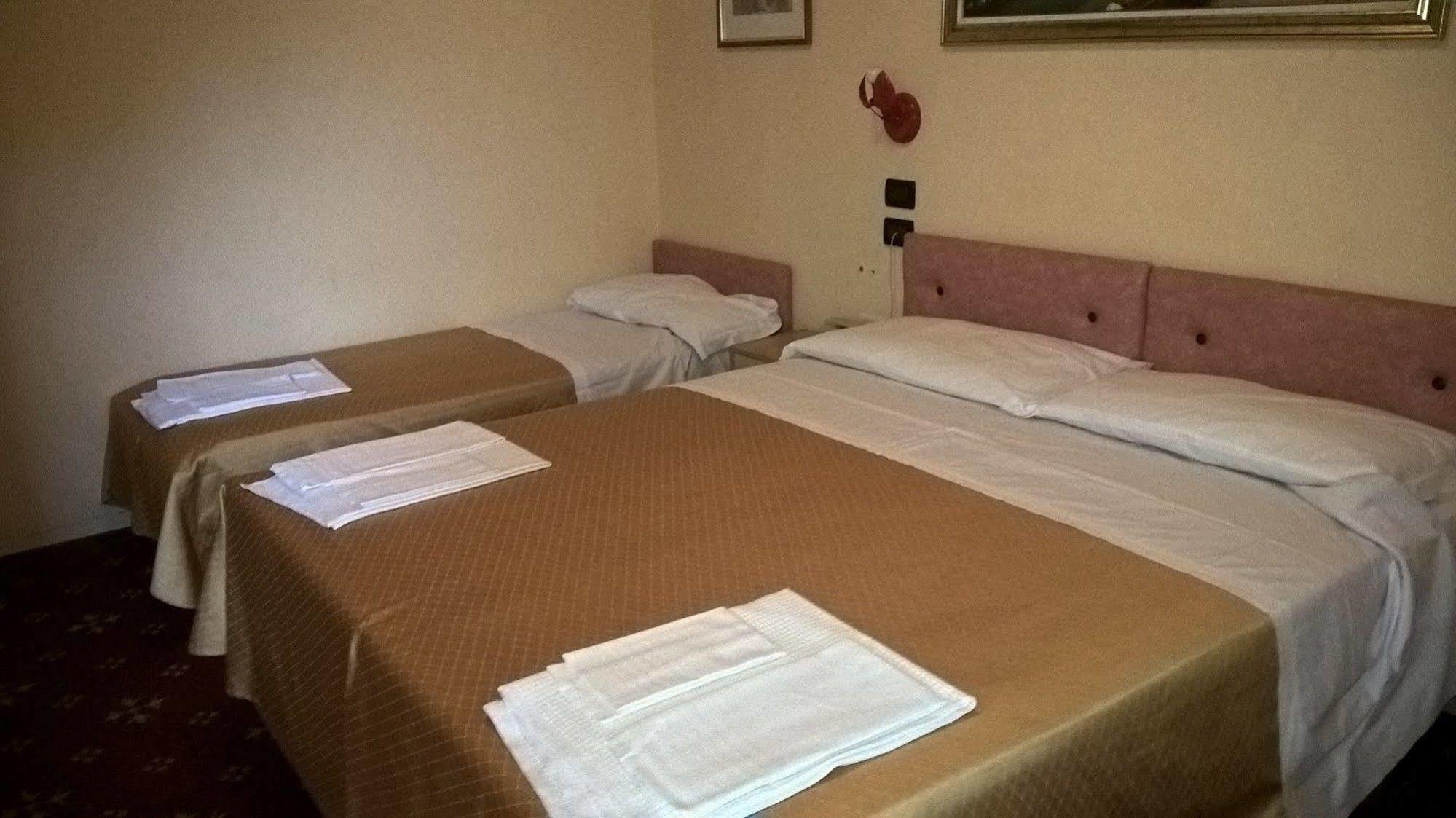 Hotel Parigi 카스텔산피에트로테르메 외부 사진