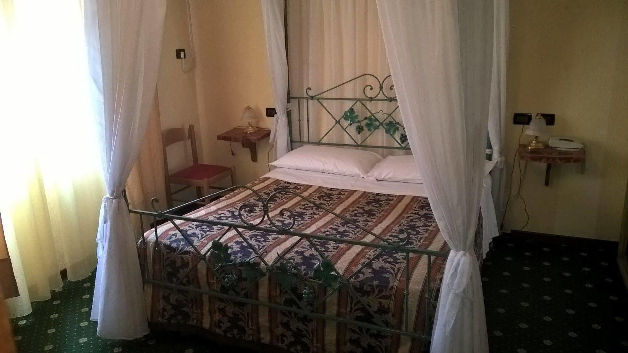 Hotel Parigi 카스텔산피에트로테르메 외부 사진